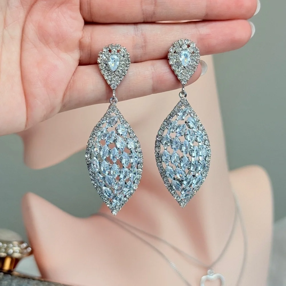 ⚜️ Chic Silver Teardrop Earrings